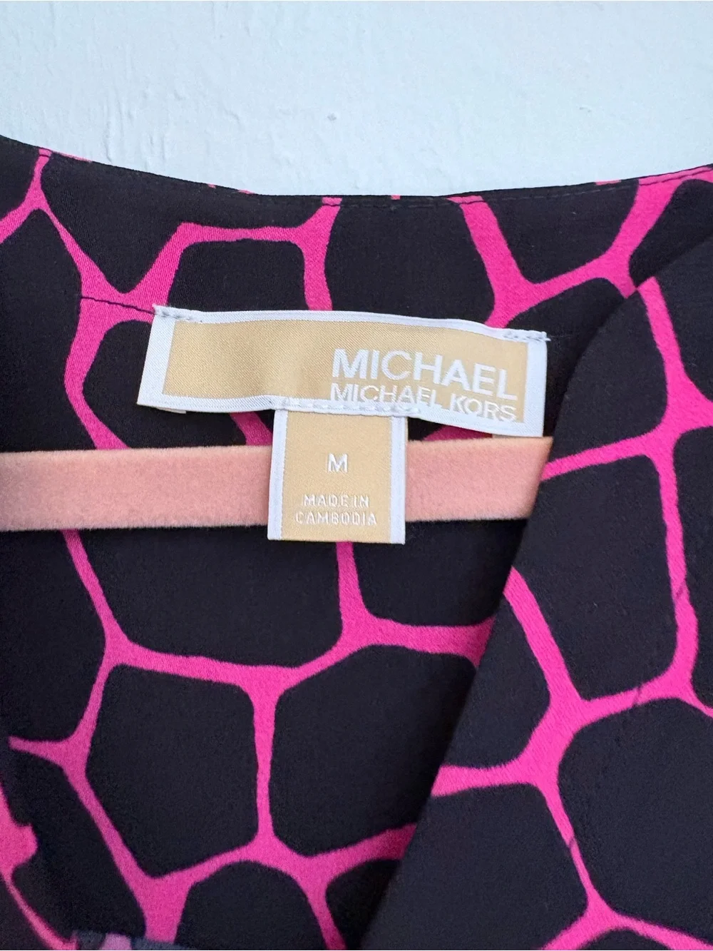169. Michael Kors Black & Hot Pink Geometric Print Blouse ptp21”L25front27back